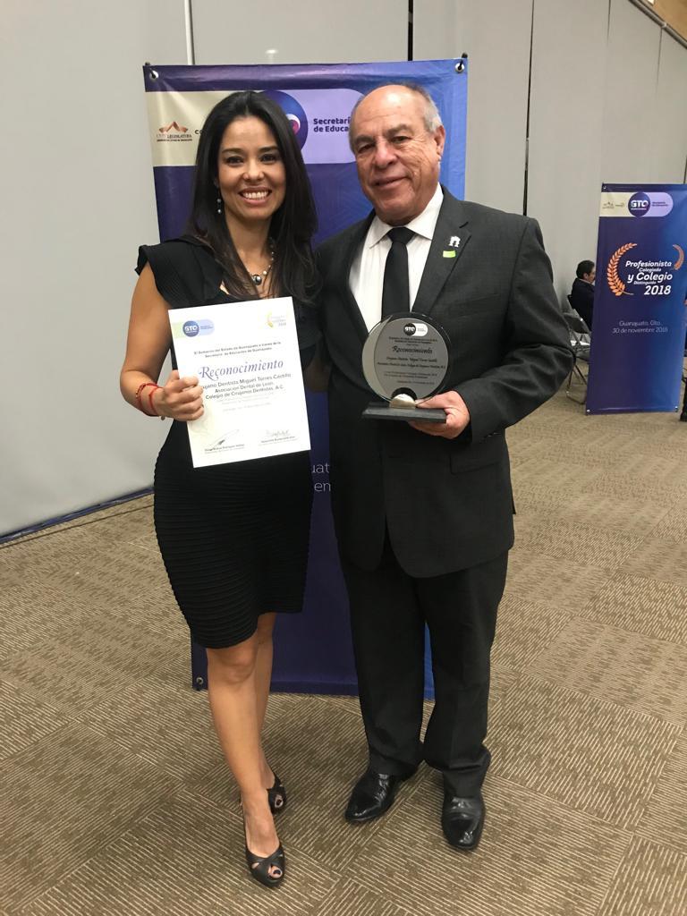 Entrega de Reconocimiento al 